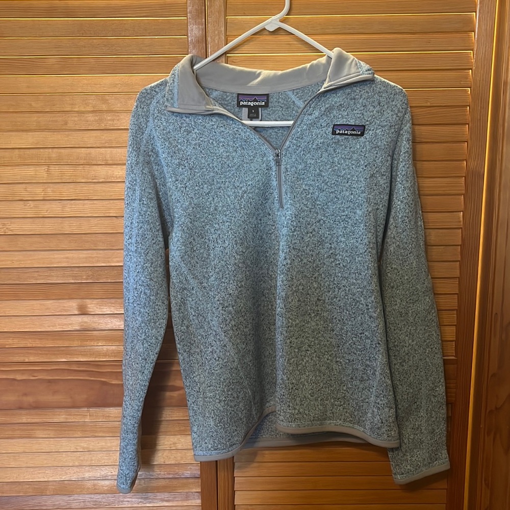 Patagonia pull over, quarter zip, in mint condition.